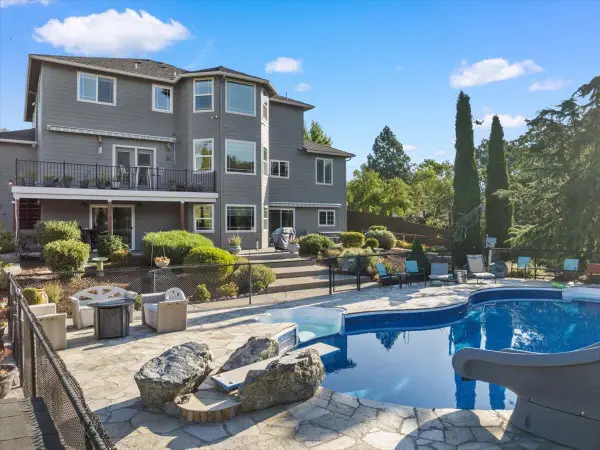 5153 Old Stage, Central Point, OR 97502