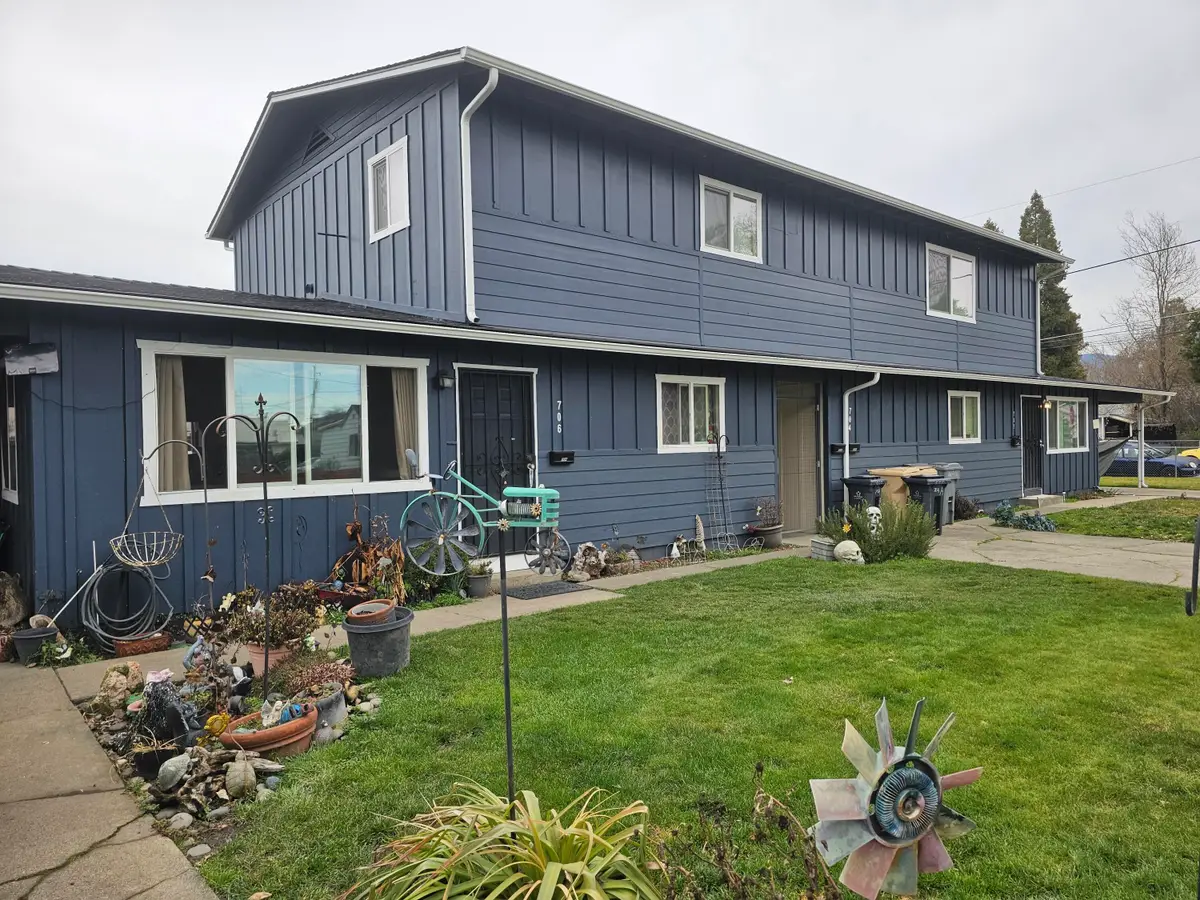 702 SE 9th Street, Grants Pass, OR 97526 - Image #1