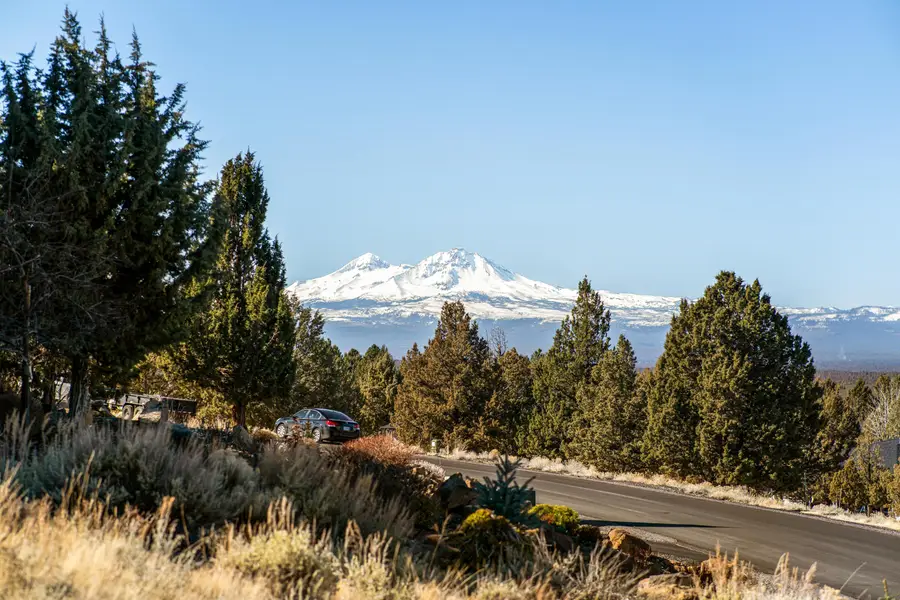 904 Highland View, Redmond, OR 97756 - Image #2