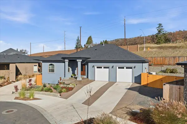 2802 High Cedars, Medford, OR 97504