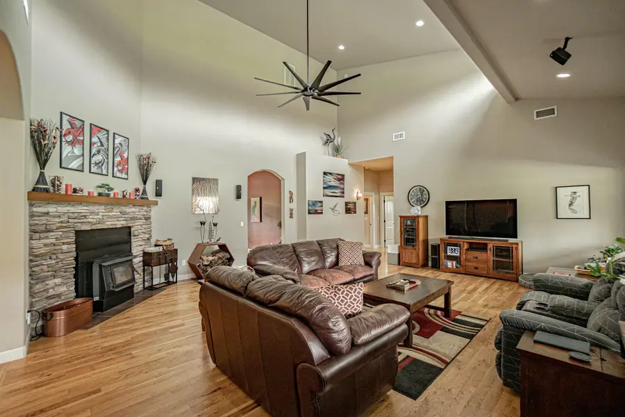 7059 Old Stage, Central Point, OR 97502 - Image #2