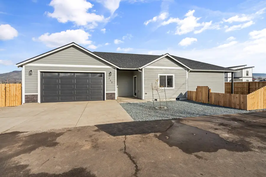 465 Arnos, Talent, OR 97540 - Image #2