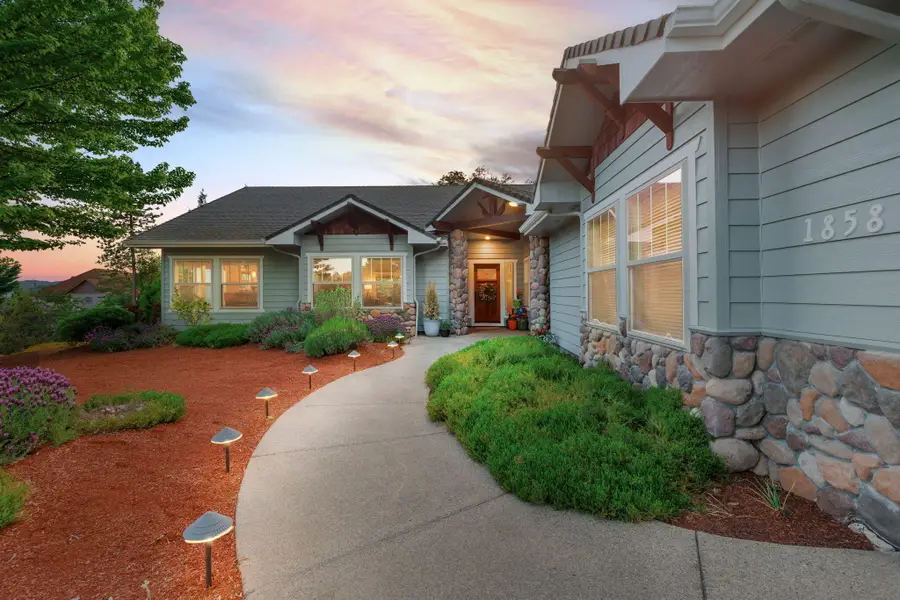 1858 NW Sunview, Grants Pass, OR 97526 - Image #2