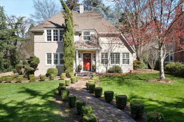 1711 E Main, Medford, OR 97504