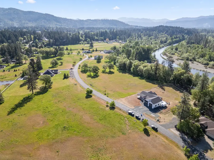 565 E Forks Circle, Cave Junction, OR 97523 - Image #2