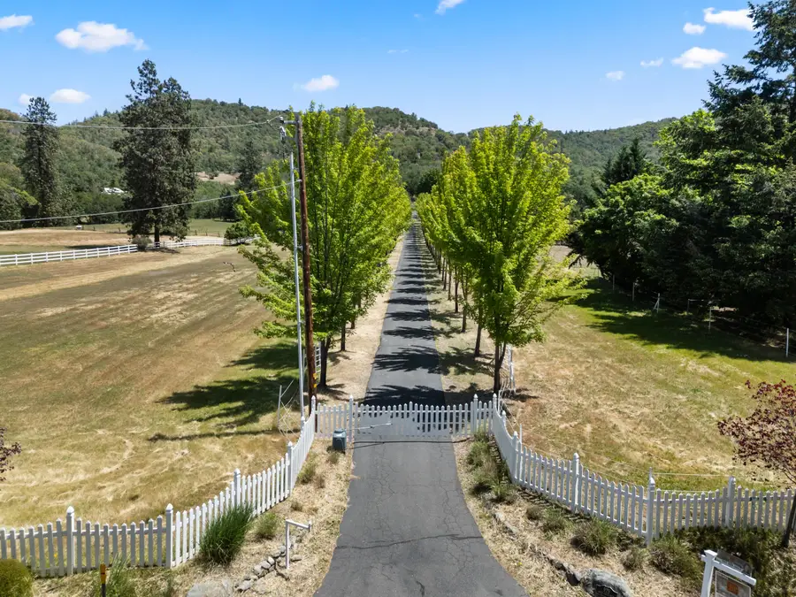 925 Galls Creek, Gold Hill, OR 97525 - Image #2