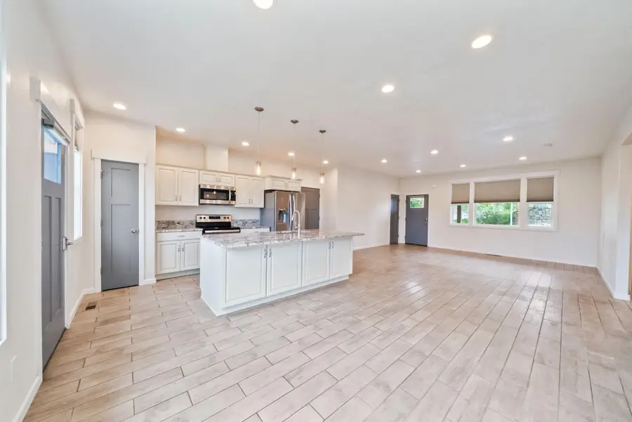 22 SE Hoff Lane, Madras, OR 97741 - #3