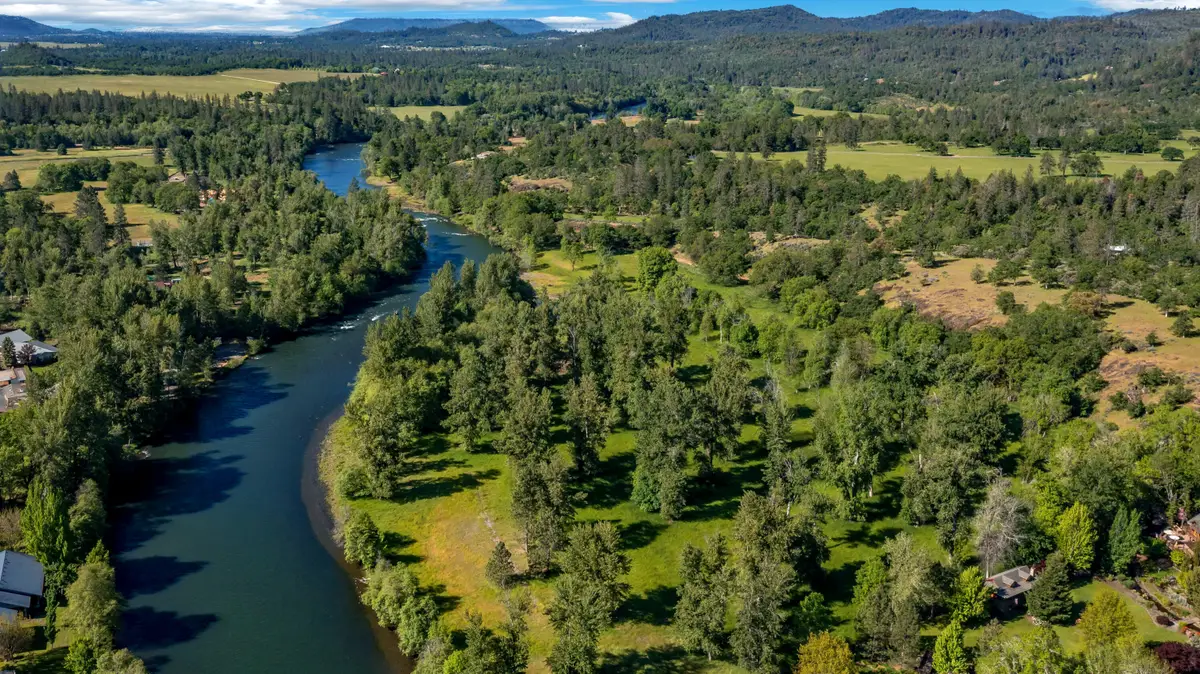 5512 Rogue River, Eagle Point, OR 97524 - Image #1