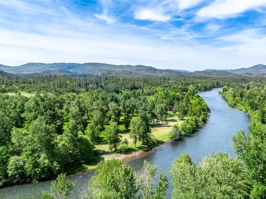 5512 Rogue River, Eagle Point, OR 97524 - Image #2