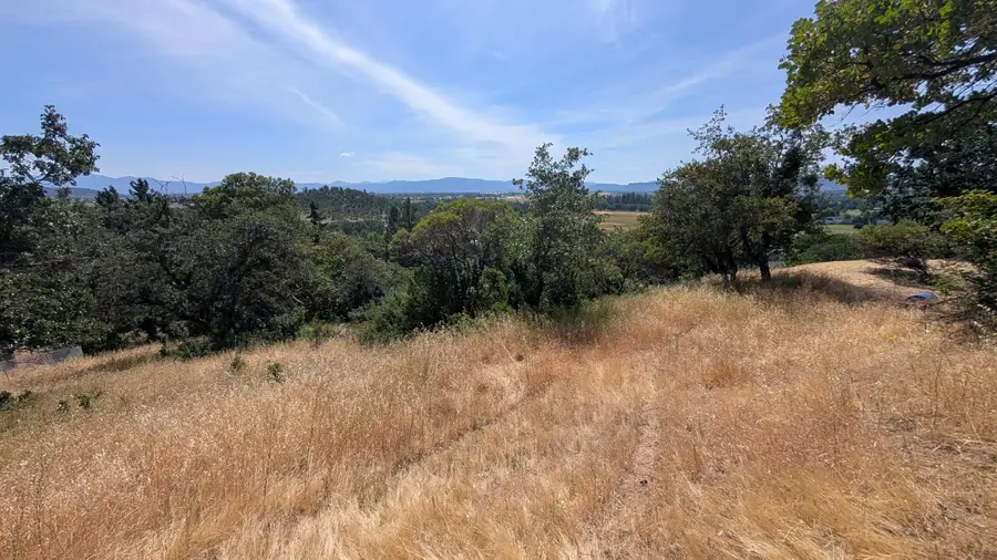 814 Mesa, Eagle Point, OR 97524 - Image #2