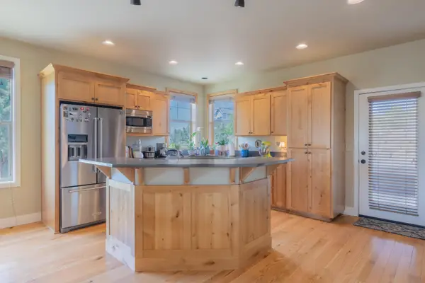 1202 SE Yarrow, Madras, OR 97741