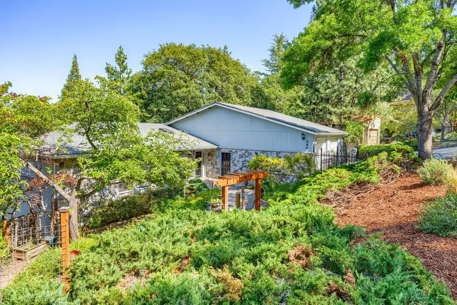 580 Weller, Ashland, OR 97520 - Image #2