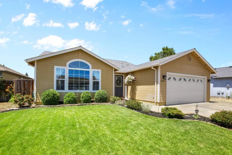 1242 Hawk Drive, Central Point, OR 97502 - Image #2