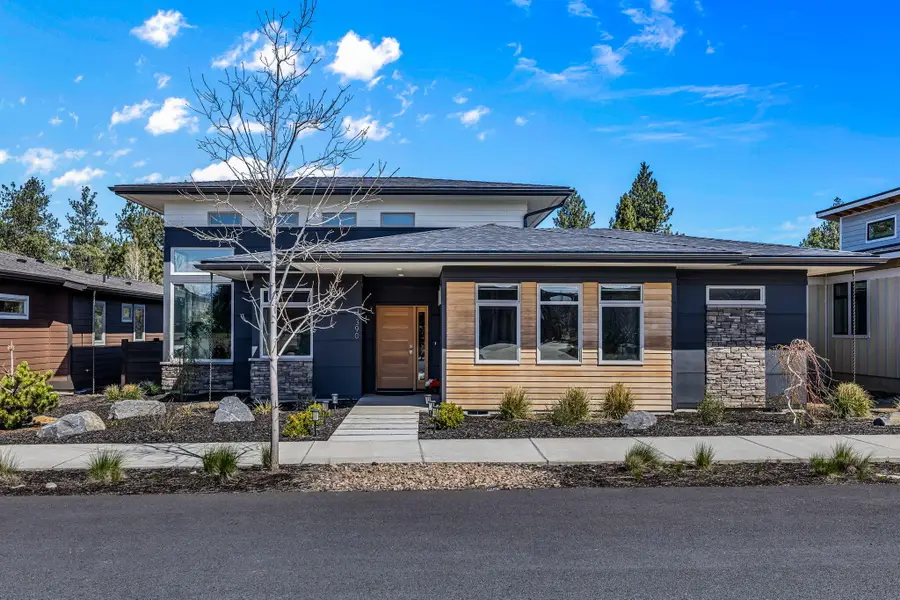 390 E Diamond Peak, Sisters, OR 97759 - Image #2