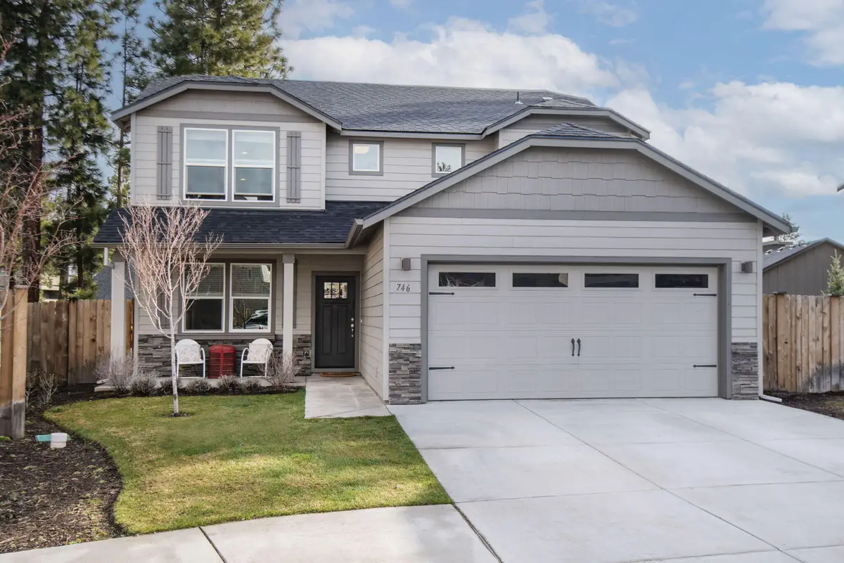 746 N Roundhouse, Sisters, OR 97759 - Image #1