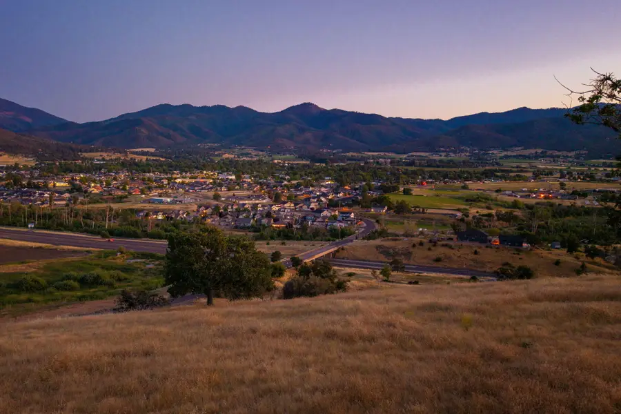 993 Suncrest, Medford, OR 97504 - Image #2