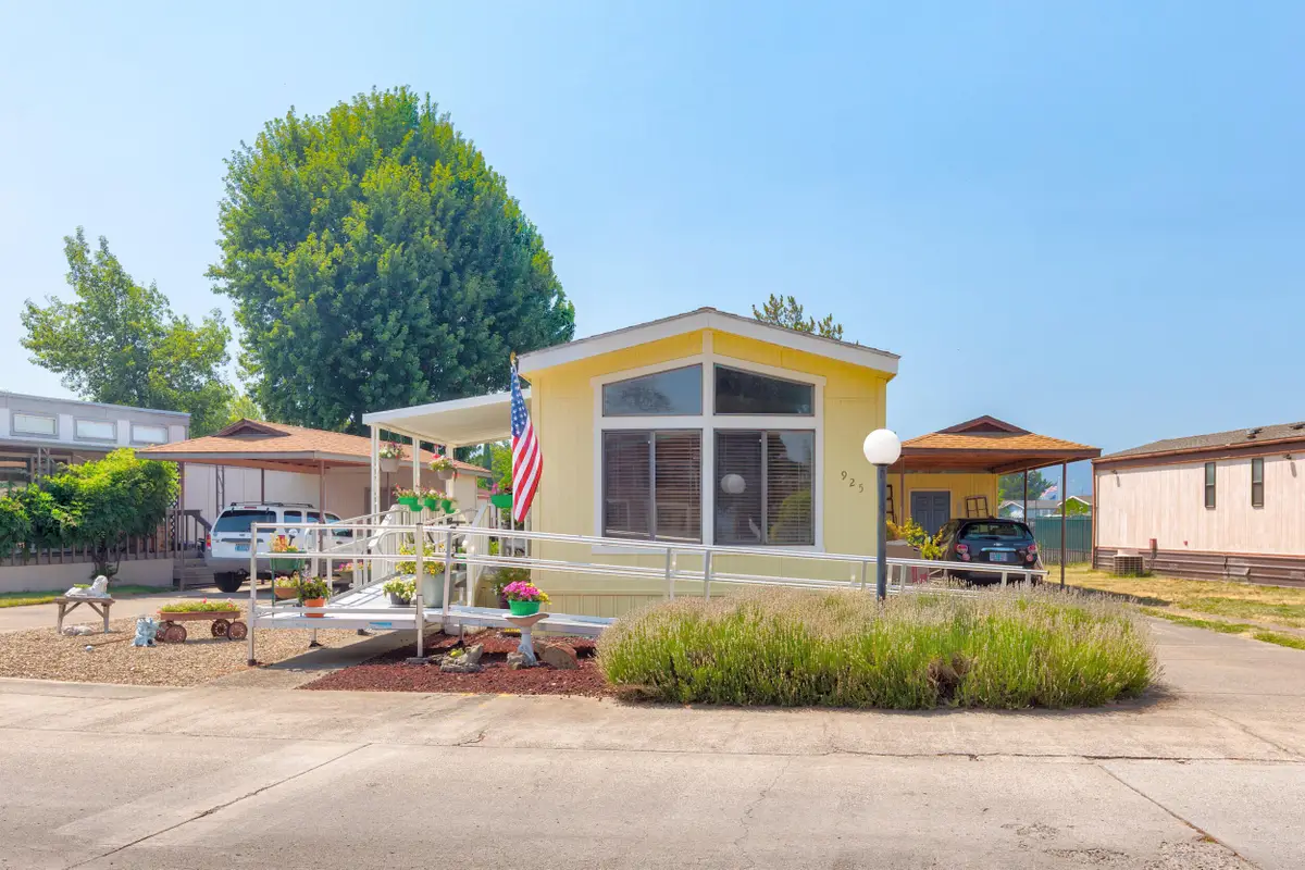 925 Carol Rae, Medford, OR 97501 - Image #1