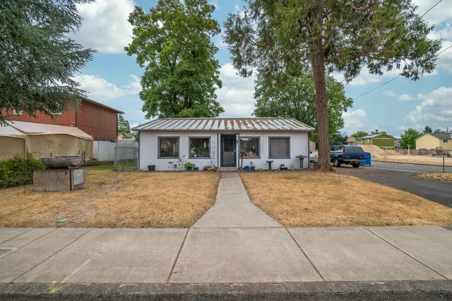 927 SW L, Grants Pass, OR 97526 - Image #2