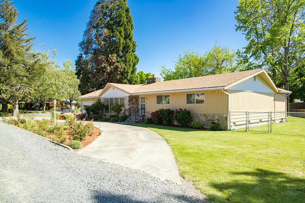 1195 E Park, Grants Pass, OR 97527 - Image #1