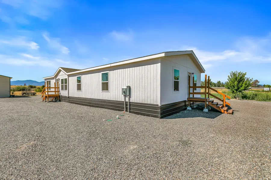 1182 E Justice, Central Point, OR 97502 - Image #2