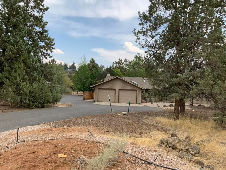 2420 NW Helmholtz Way, Redmond, OR 97756 - Image #2