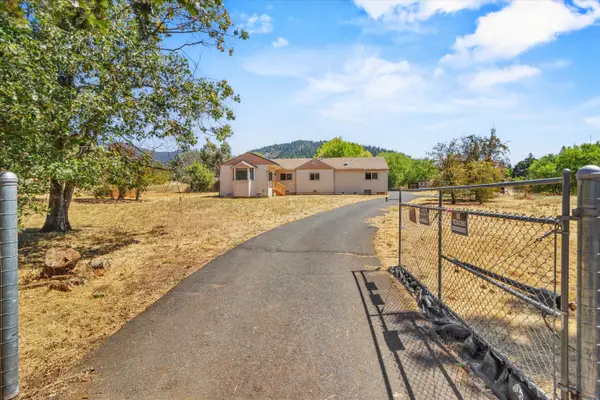 557 W Jones Creek, Grants Pass, OR 97526