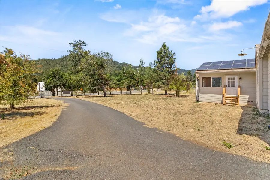 557 W Jones Creek, Grants Pass, OR 97526 - Image #2