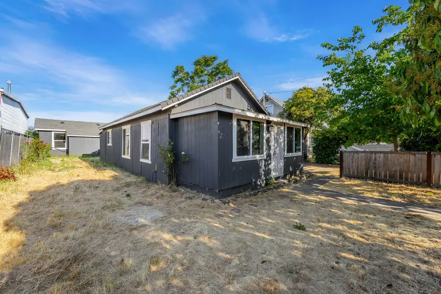 1049 Beatty Street, Medford, OR 97501 - #2