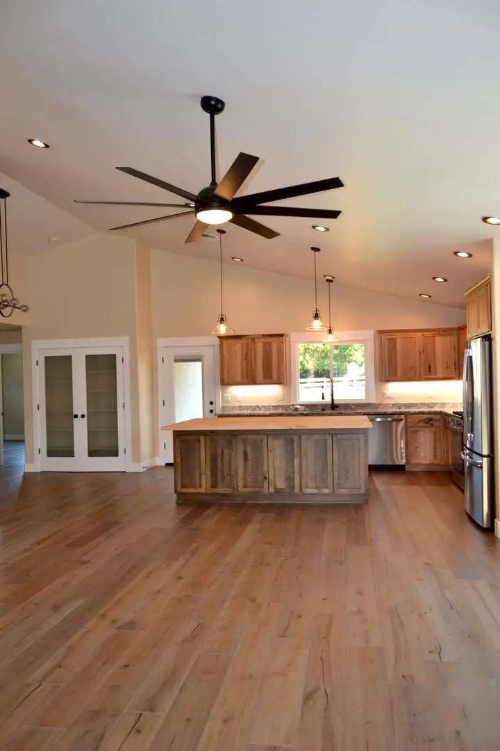 955 SW Buckmaster, Grants Pass, OR 97527 - Image #2