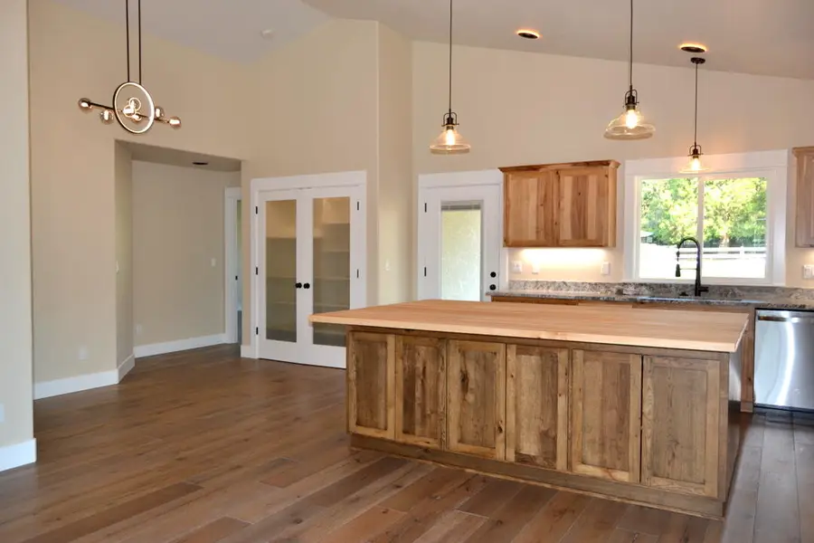 955 SW Buckmaster, Grants Pass, OR 97527 - Image #3