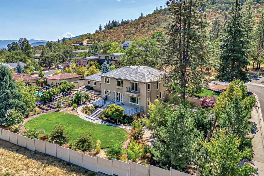 551 Strawberry, Ashland, OR 97520 - Image #2