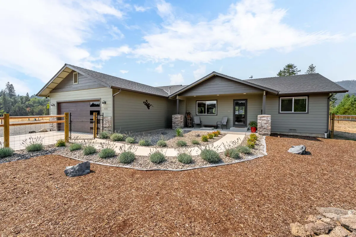 601 E Forks, Cave Junction, OR 97523 - Image #1