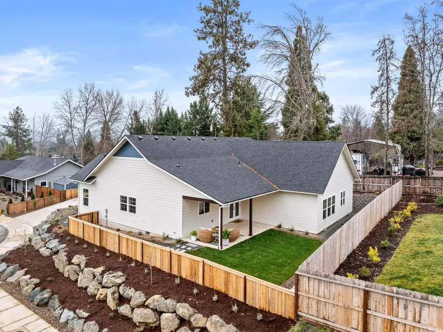 142 NW Crest, Grants Pass, OR 97526 - Image #2