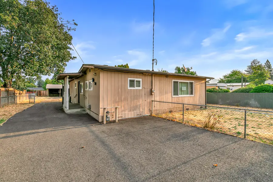 1048 W Harbeck, Grants Pass, OR 97527 - Image #2