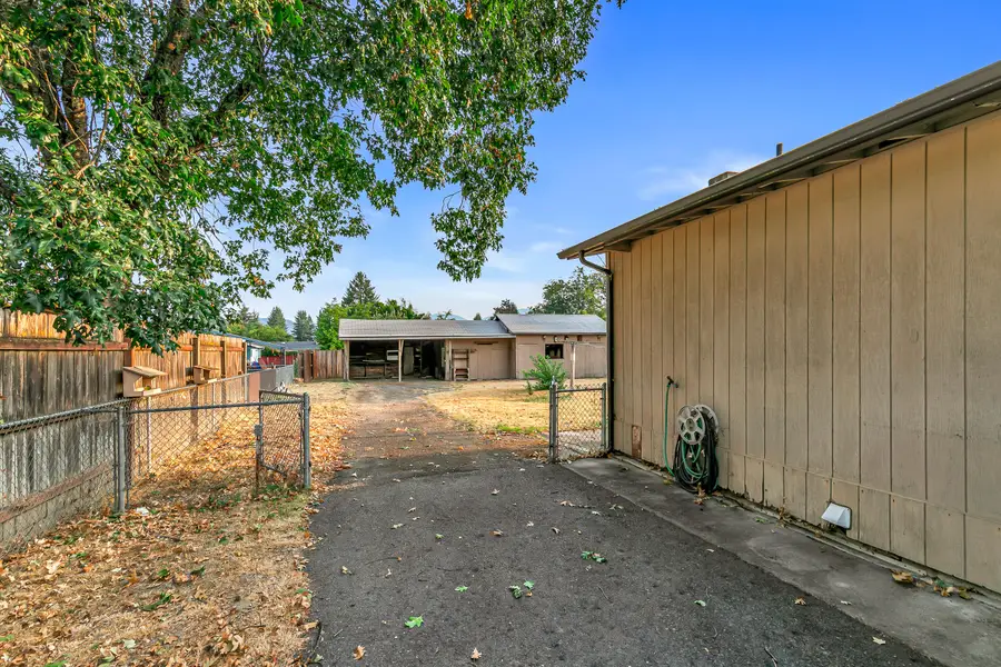 1048 W Harbeck, Grants Pass, OR 97527 - Image #3
