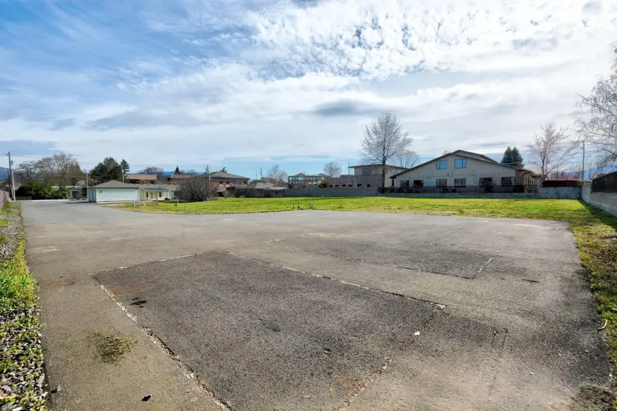 1225 Corona, Medford, OR 97504 - Image #2