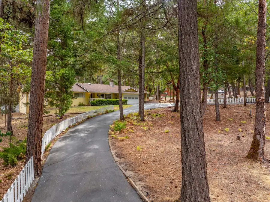 310 Surrey, Grants Pass, OR 97526 - Image #2