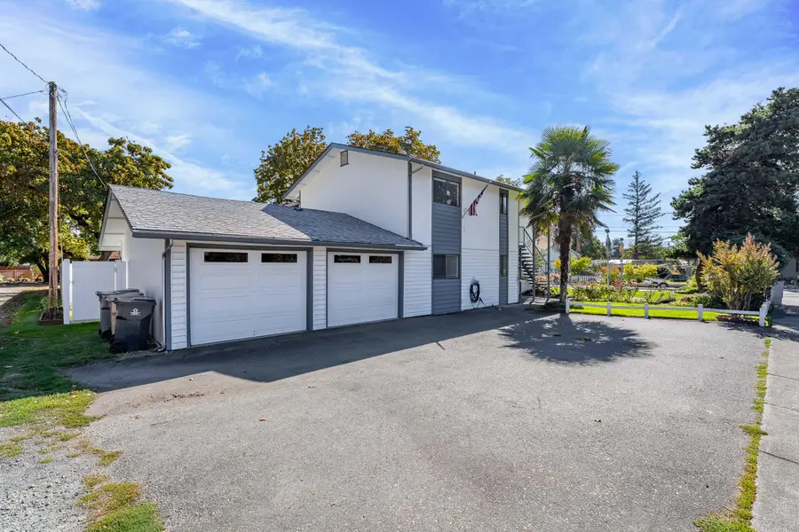 205 SW Booth, Grants Pass, OR 97526 - Image #2