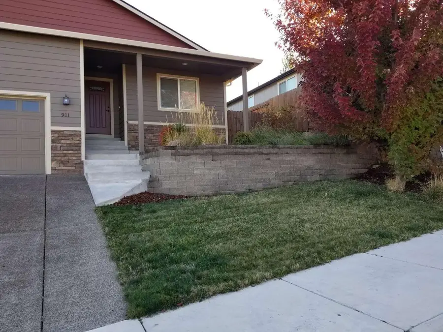 911 Stonewater, Eagle Point, OR 97524 - Image #2