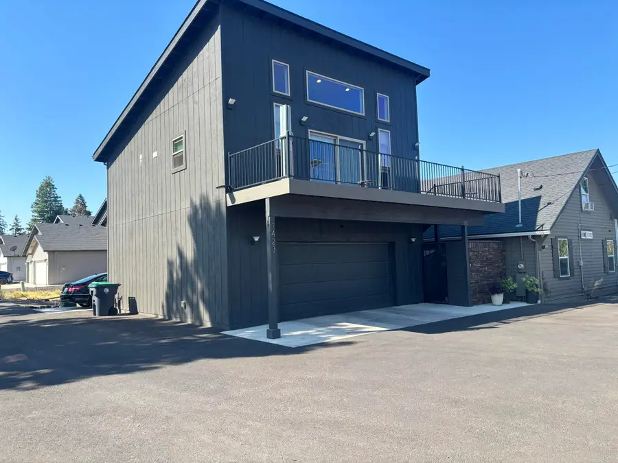 738 N Ross N, Medford, OR 97501 - Image #2