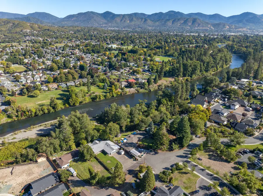 1320 Redwood Circle, Grants Pass, OR 97527 - Image #3