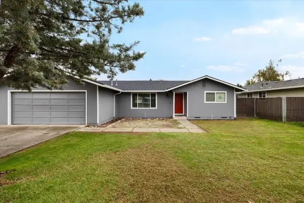 920 N 10th, Central Point, OR 97502