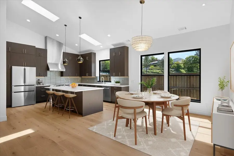 381 Clinton, Ashland, OR 97520 - Image #3