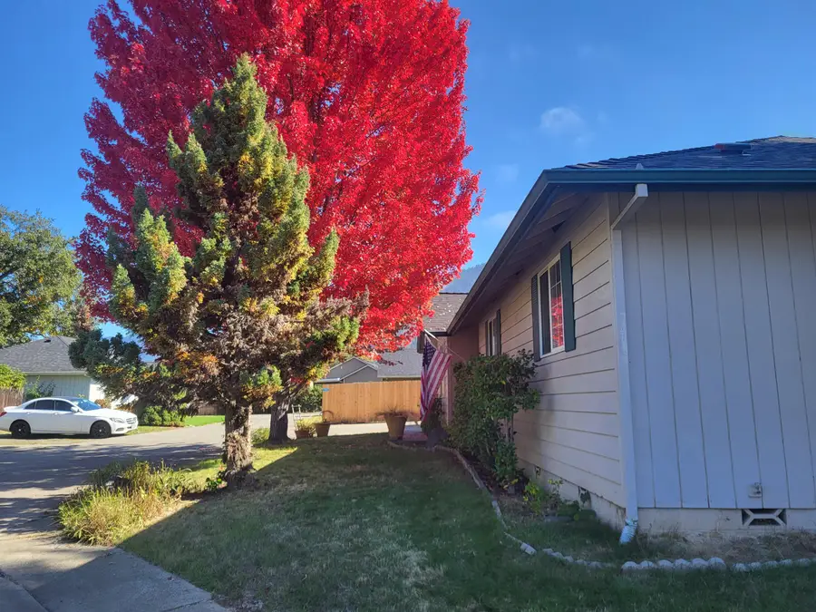 1841 Cloverlawn Drive, Grants Pass, OR 97527 - Image #2