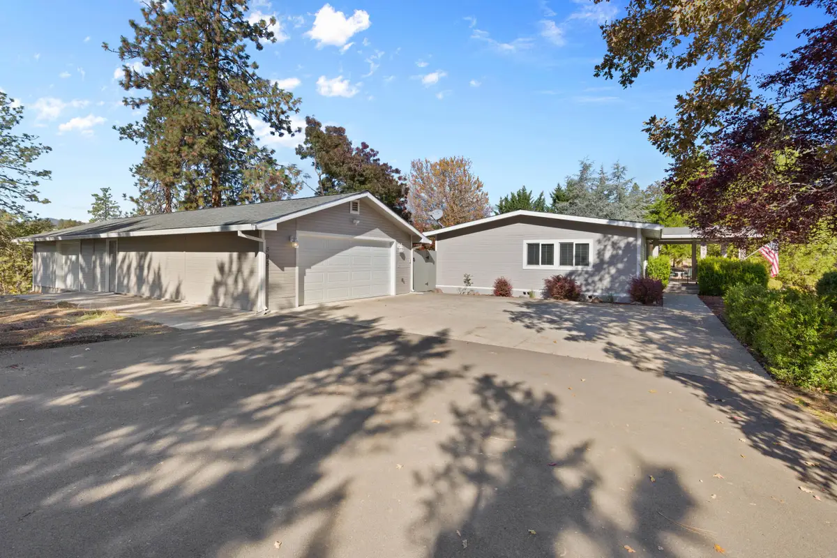 395 Robleda, Central Point, OR 97502 - Image #1