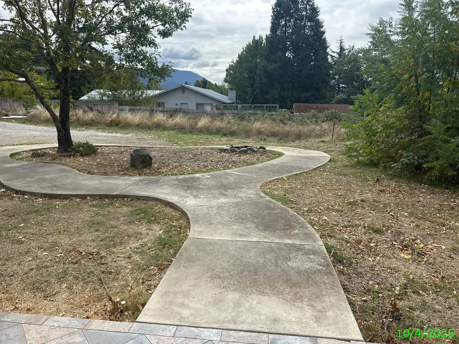 1690 NE Beacon, Grants Pass, OR 97526 - Image #2