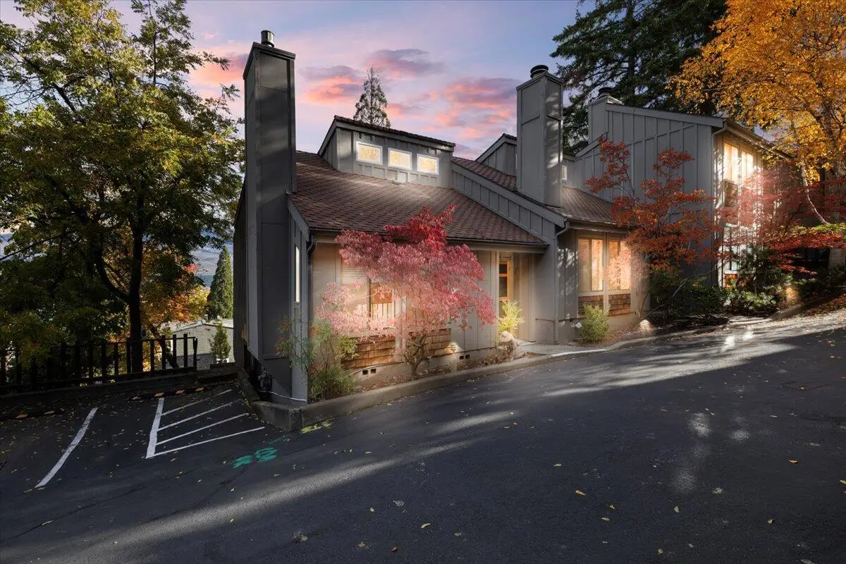 327 Ravenwood, Ashland, OR 97520 - Image #1