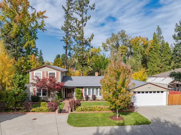 2250 Rogue River, Grants Pass, OR 97527