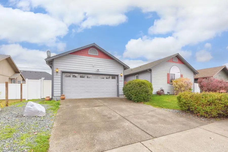 1061 Rainwood, Grants Pass, OR 97527 - Image #2