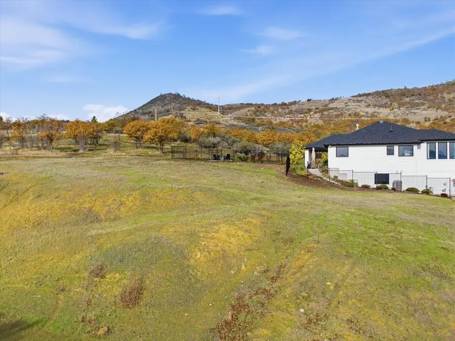 5726 Cherry, Medford, OR 97504 - Image #2